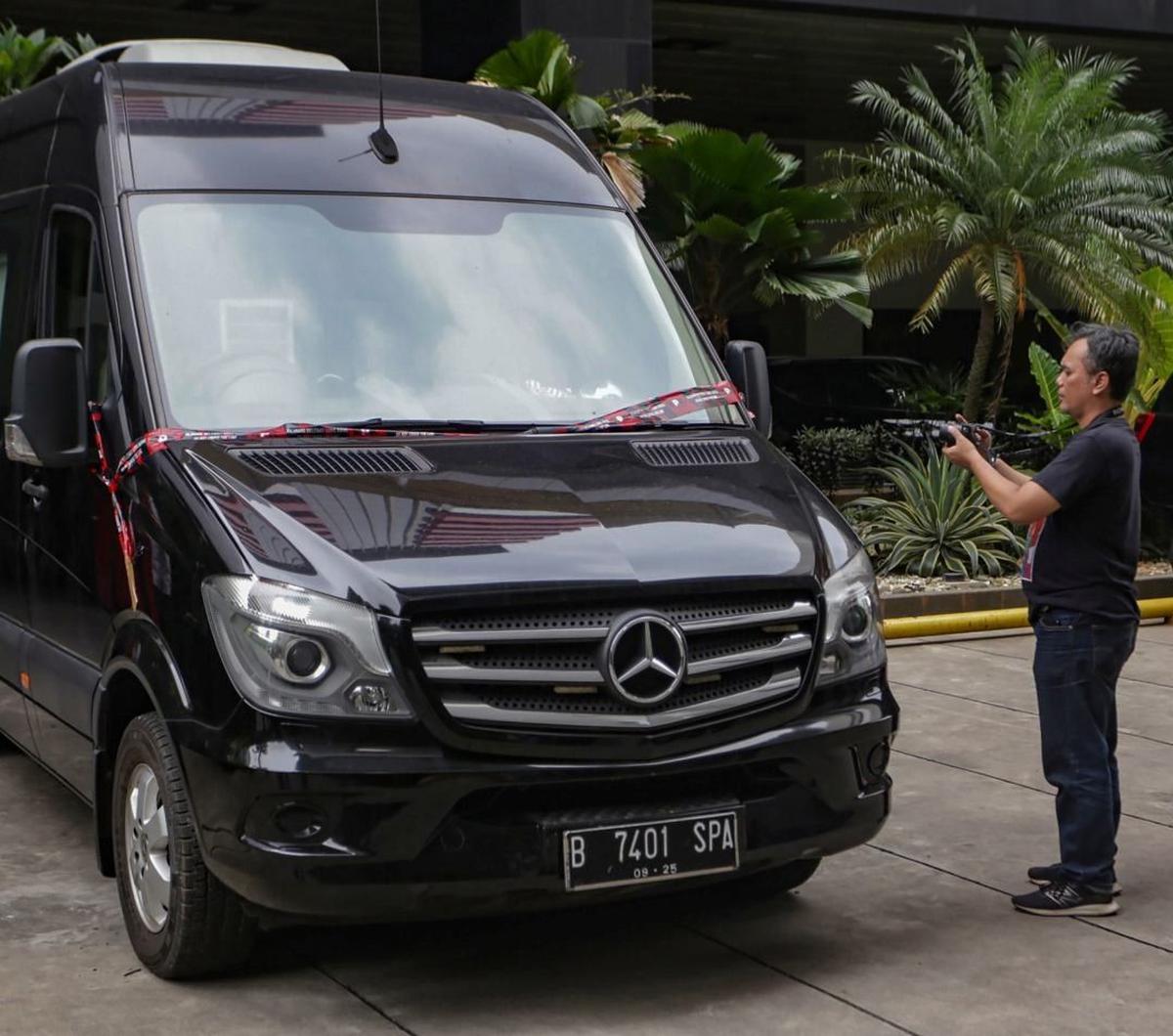Diketahui, KPK melakukan penyitaan mobil mewah tersebut pada Senin (13/5/2024).<br><br>Mercedes Benz Sprinter 315 CD ini disembunyikan di wilayah Kelurahan Jatipadang, Pasar Minggu, Jakarta Selatan. Foto: merdeka.com / Arie Basuki