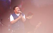 FOTO: Penuh Haru, Ini Momen Sal Priadi Bawakan 'Gala Bunga Matahari' di Panggung The Sounds Project
