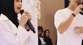 Sintya Marisca Sintya terciduk tersipu malu dan senyam-senyum di dekat Abidzar saat nyanyi bareng. Unggahan Sintya ini dikomentari oleh Abidzar. Rupanya, Abidzar malah seolah menggoda Sintya yang mengaku tak salting kala duet dengannya. (Liputan6.com/IG/@sintyamarisca)