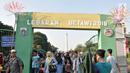Kepadatan warga saat mendatangi Lebaran Betawi ke-12 di Lapangan Monas, Jakarta, Minggu (21/7/2019). Untuk pertama kalinya Lebaran Betawi digelar di Monas yang diisi oleh beragam seni dan budaya masyarakat Betawi dalam rangka memeriahkan HUT DKI Jakarta.(merdeka.com/Iqbal S. Nugroho)