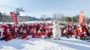 Para pemain ski berpakaian seperti Sinterklas berfoto bersama saat berpartisipasi dalam acara tahunan Santa Sunday di Sunday River Resort yang terletak di Kota Newry, Amerika Serikat, Minggu (8/12/2019). Santa Sunday merupakan acara amal tahunan untuk River Fund Charity. (Joseph Prezioso / AFP)