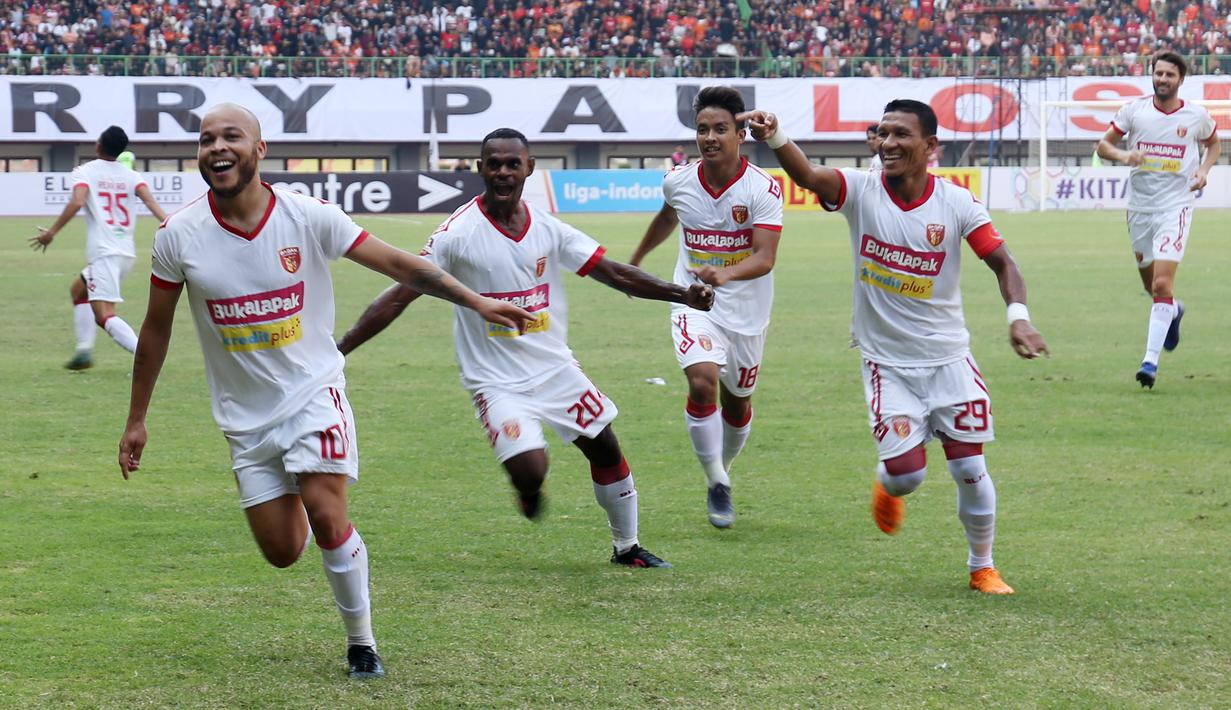 Pemain Perseru Badak Lampung merayakan gol yang dicetak oleh Marquinhos ke gawang Persija Jakarta pada laga Liga 1 2019 di Stadion Patriot, Bekasi, Minggu (1/9). Persija takluk 0-1 dari Badak Lampung. (Bola.com/M Iqbal Ichsan)