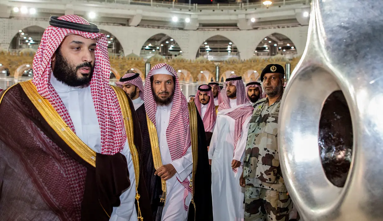 Putra Mahkota Arab Saudi Mohammed bin Salman mendekati Hajar Aswad saat meninjau Masjidil Haram di Mekah, Arab Saudi, Selasa (12/2). Kerajaan Arab Saudi berencana memperluas Masjidil Haram. (BANDAR AL-JALOUD/SAUDI ROYAL PALACE/AFP)