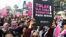 Sejumlah masyarakat melakukan aksi membentangkan poster saat Car Free Day di Jakarta, Minggu (3/9). Dalam aksi tersebut mereka menyuarakan penolakan uji coba bahan kosmetik pada hewan. (Liputan6.com/Angga Yuniar)