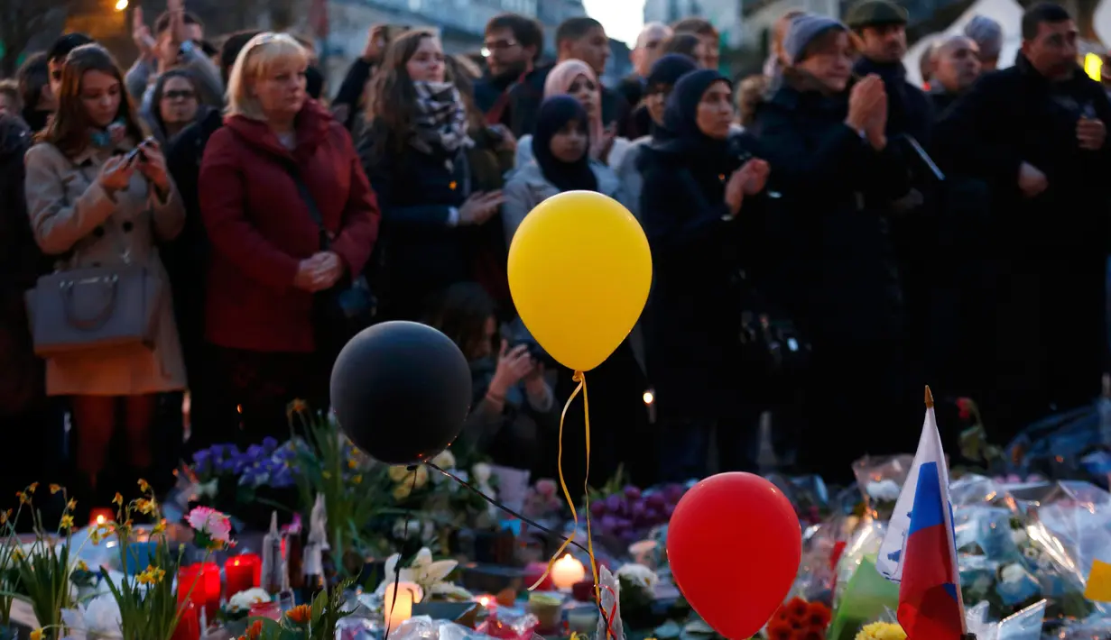 Ribuan orang berkumpul di Place de la Bourse untuk mendoakan korban yang tewas pada serangan bom hari beberapa hari lalu, Brussels, Belgia, 25 Maret 2016. Puluhan orang tewas saat penyerangan teror di Belgia. (REUTERS/Francois Lenoir)