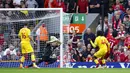 Pemain Liverpool Mohamed Salah (kanan) mencetak gol ke gawang Crystal Palace pada pertandingan Liga Inggris di Stadion Anfield, Liverpool, Inggris, Sabtu (18/9/2021). Liverpool menang telak 3-0. (AP Photo/Jon Super)