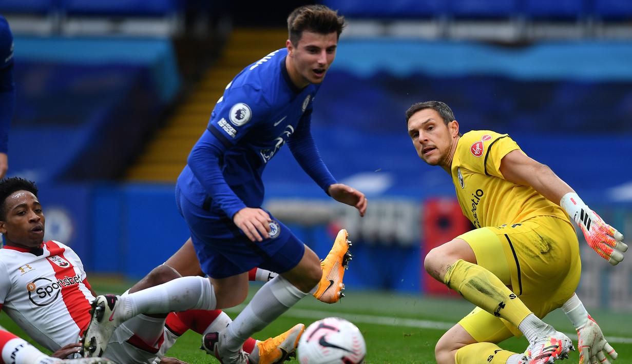 Gelandang Chelsea, Mason Mount, berusaha mencetak gol ke gawang Southampton pada laga lanjutan Liga Inggris di Stamford Brigde, Sabtu (17/10/2020) malam WIB. Chelsea bermain imbang 3-3 atas Southampton. (AFP/Ben Stansall/pool)