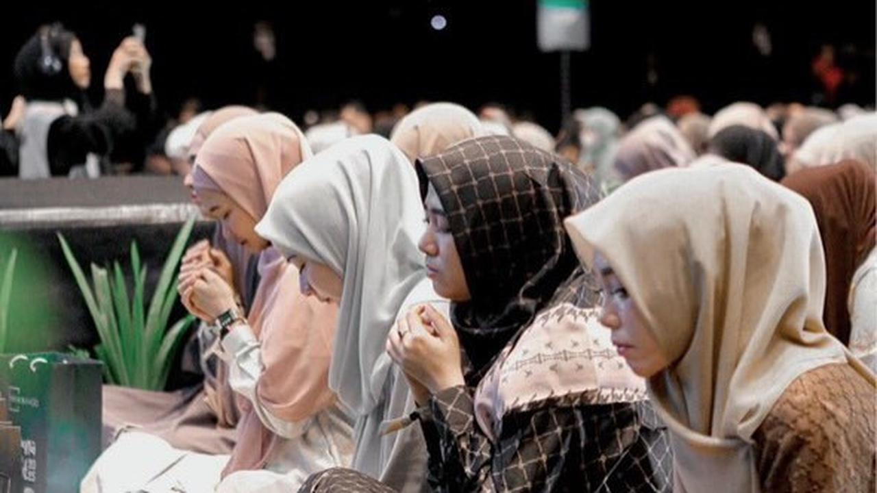 Potret Iris Wullur Ikut Kajian Bertajuk Titik Terendah, Nangis dan Peluk Sahabat