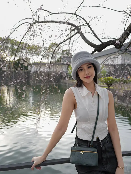 Dari liburannya ke Jepang ini dikabarkan bahwa dirinya terlihat bersama seorang Chef. Tidak sedikit yang menyebut bahwa jalinan asmaranya dengan Nadif sudah putus. Sampai saat ini dalam kolom komentar Instagramnya pun banyak netizen membahas hubungan asmaranya tersebut. (Liputan6.com/IG/@anyageraldine)
