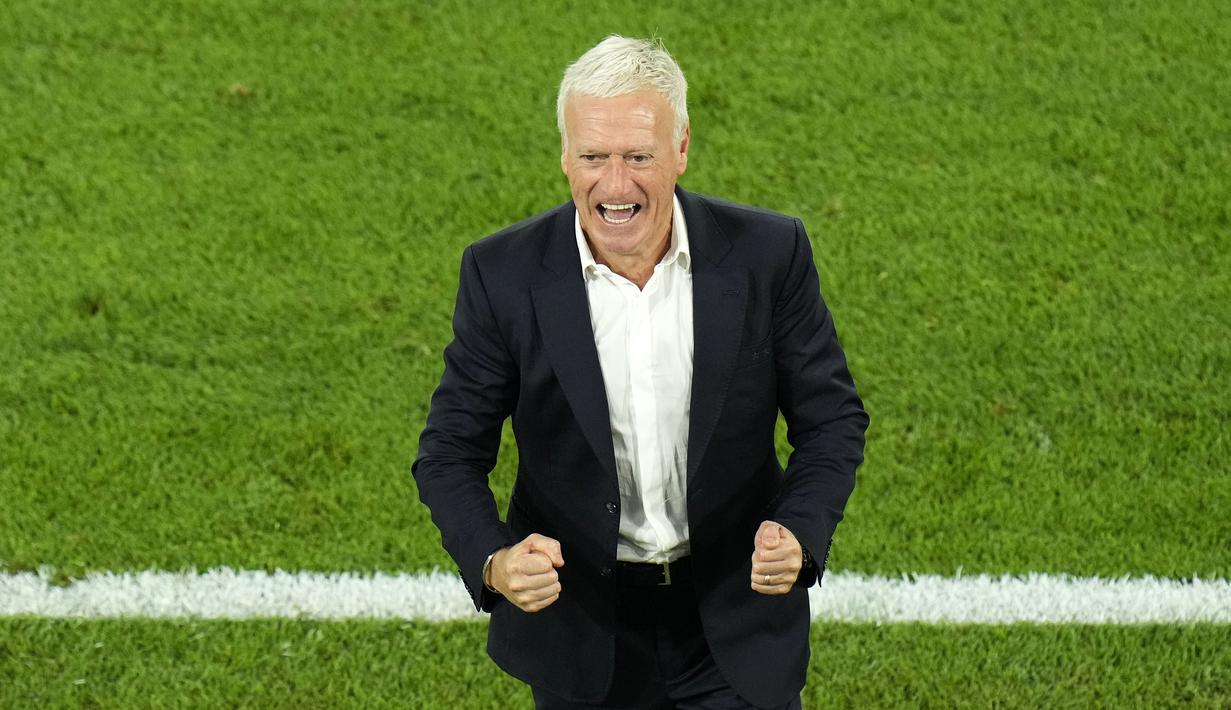 Pelatih Prancis, Didier Deschamps merayakan kemenangan timnya atas Austria pada Grup D Euro 2024 di Duesseldorf Arena, Duesseldorf, Jerman, Selasa (18/06/2024) WIB. Ini menjadi kemenangan yang ke-100 pelatih 55 tahun tersebut. (AP Photo/Hassan Ammar)