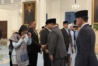 Nanik S Deyang menangis terharu usai dilantik Presiden Prabowo Subianto menjadi Kepala BGN. (Liputan6.com/Lizsa Egeham)