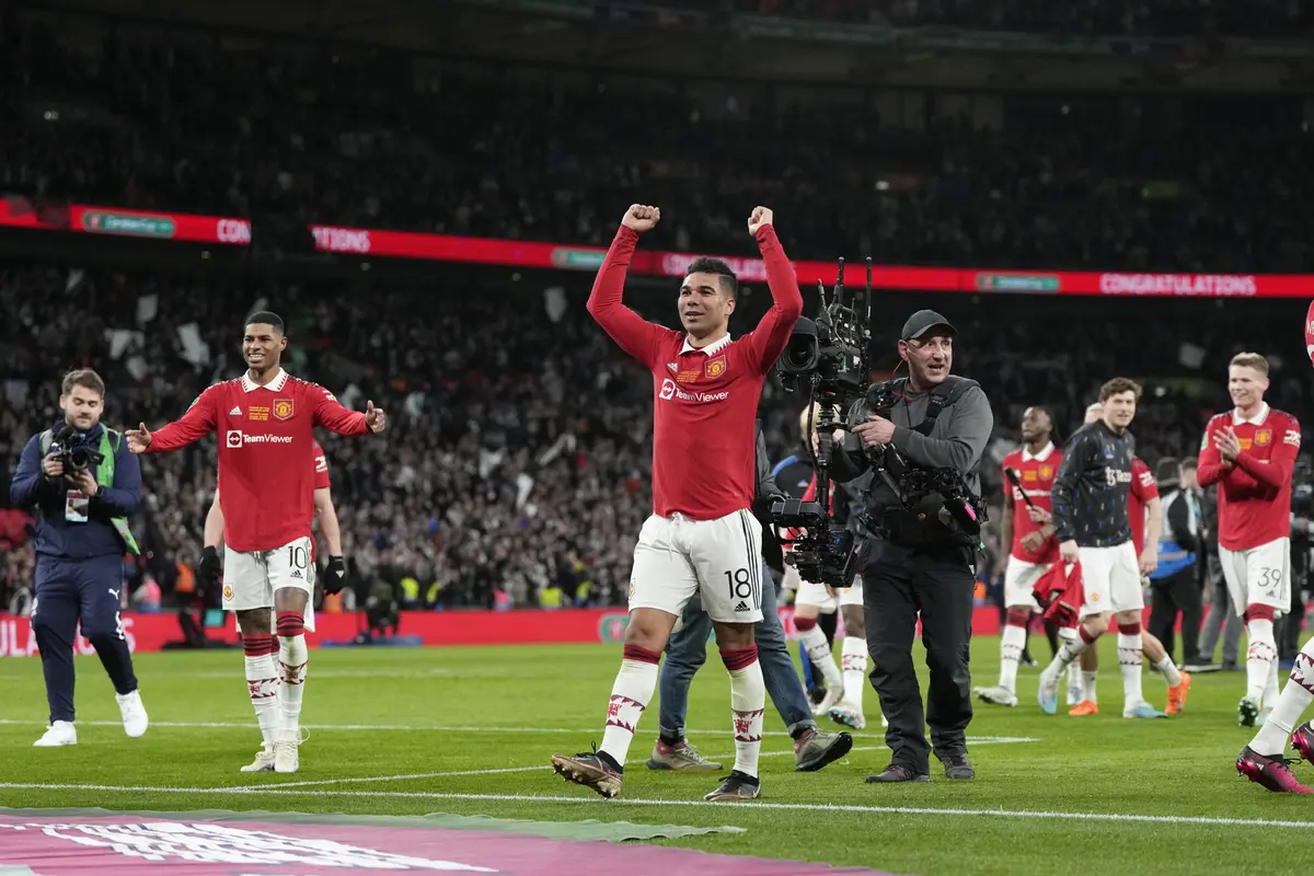 Senyum Casemiro Beri Trofi Carabao Cup 2022/2023 untuk Manchester United