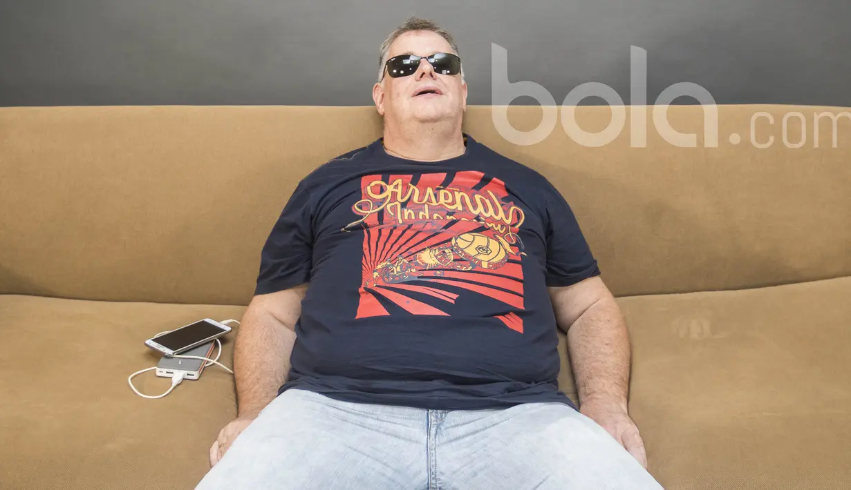 Ketika bangsa sendiri kadang apatis akan sepak bola dalam negeri, justru Antony Sutton mengapresiasi sepak bola tanah air. (Bola.com/Vitalis Yogi Trisna)