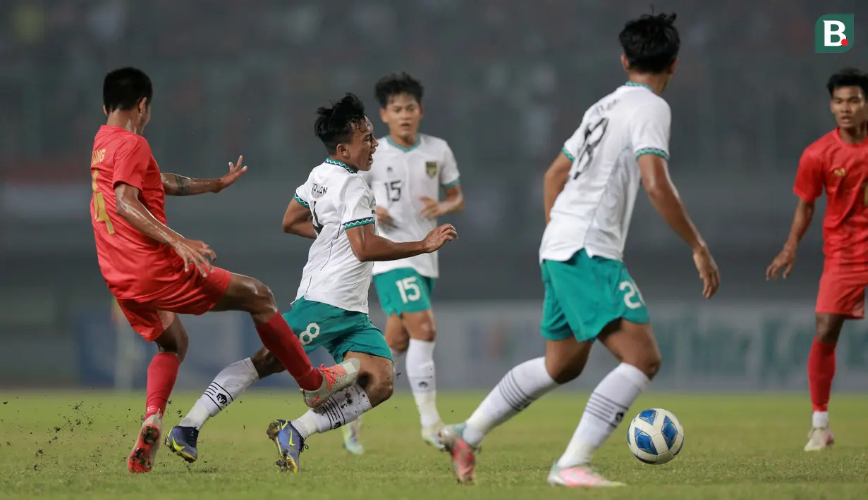 <p>Pemain Timnas Indonesia U-19,&nbsp;Arkhan Fikri (dua kiri)&nbsp;dilanggar oleh pemain Myanmar, Lann San Aung (kiri) dalam pertandingan babak penyisihan Grup A Piala AFF U-19 yang berlangsung di Stadion Patriot Candrabhaga, Bekasi, Minggu (10/7/2022). (Bola.com/M Iqbal Ichsan)</p>