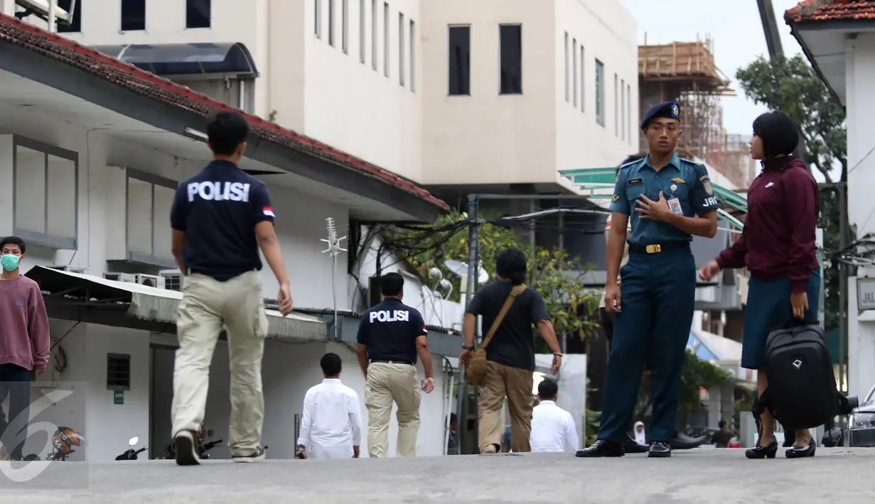 Suasana RSAL Mintohardjo yang dijaga ketat oleh pihak keamanan, Jakarta, Senin (14/3). Diduga kebakaran yang menewaskan empat orang tersebut akibat korsleting listrik. (Liputan6.com/Gempur M Surya)