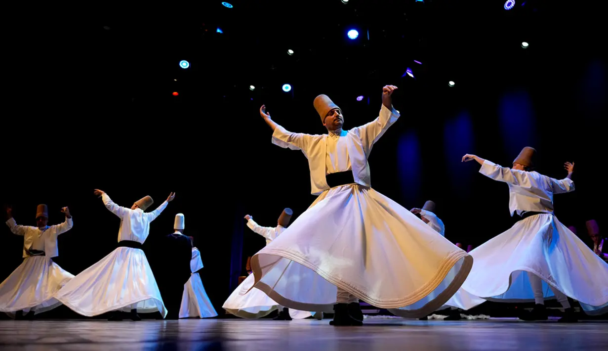 Para darwis ordo Mevlevi berputar saat tampil dalam upacara Sheb-i Arus di Istanbul, Turki, Minggu (17/12/2023). Setiap bulan Desember, serangkaian acara diadakan untuk memperingati wafatnya ulama Islam abad ke-13, penyair, dan mistik sufi Jalaluddin Rumi di berbagai kota di Turki. (AP Photo/Emrah Gurel)