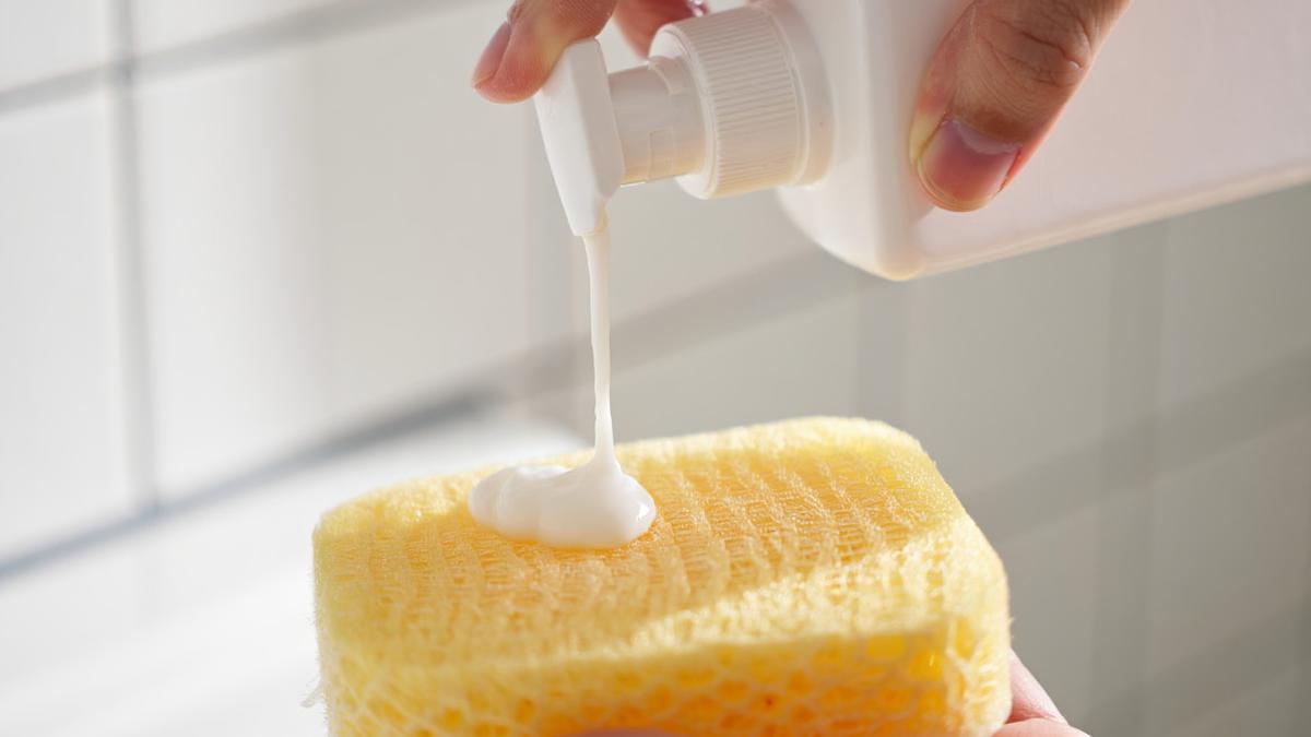 8 Trik Memanfaatkan Sisa Sabun Cair untuk Membersihkan Keramik dan Wastafel