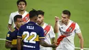 Pemain River Plate, Rafael Santos Borre meluapkan emosi sambil menunjuk pemain Boca Junior, Sebastian Villa. (Foto: AP/Pool/Marcelo Endelli)