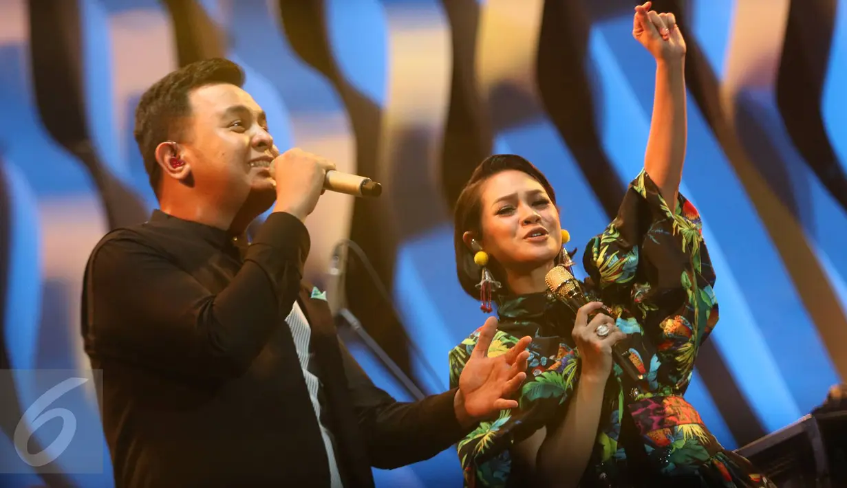 Penyanyi Andien dan Tulus tampil bersama di panggung Java Jazz Festival (JJF) 2017, JIExpo Kemayoran, Jakarta Pusat, Jumat (3/3). Dalam penampilannya, Andien mengajak Tulus menyanyikan sebuah lagu berjudul Gemintang. (Liputan6.com/Immanuel Antonius)