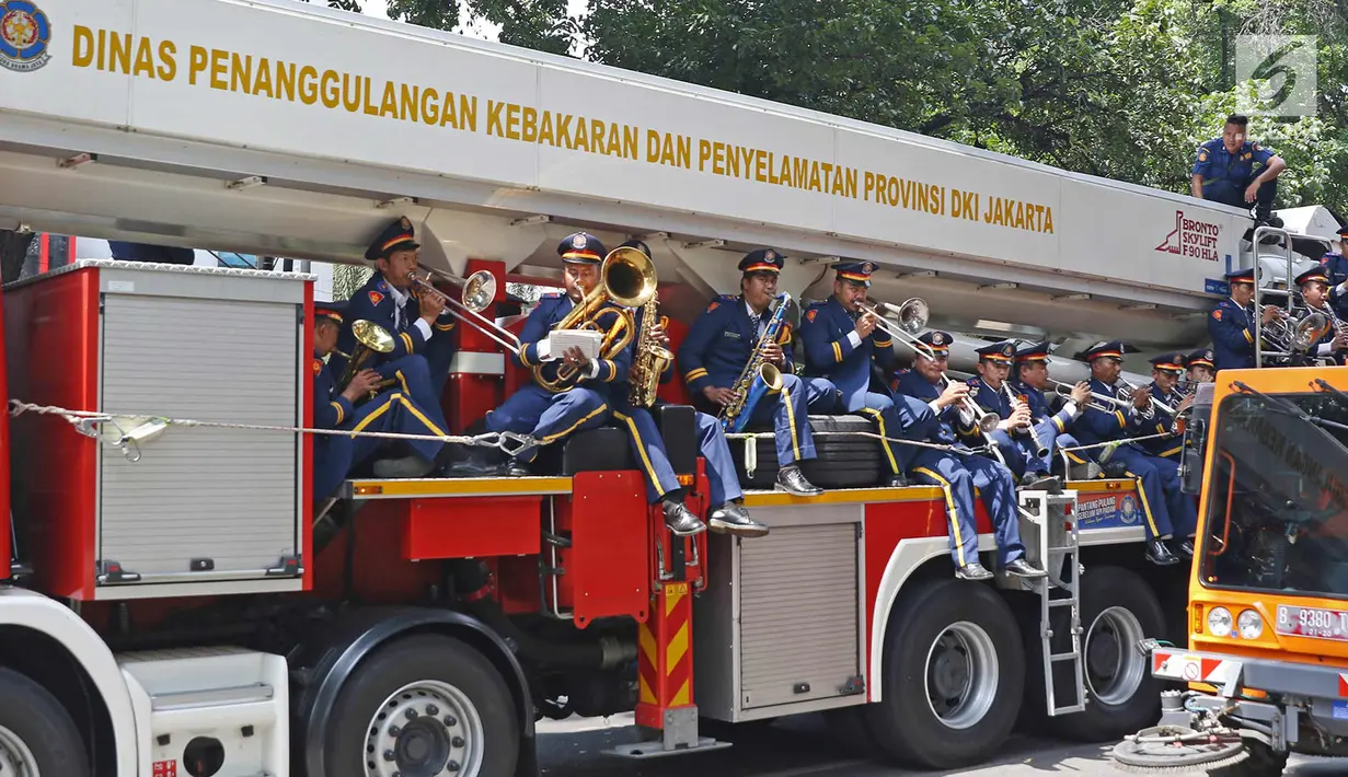 Petugas Pemadam Kebakaran mengantarkan pelepasan Gubernur DKI Jakarta Djarot Saiful Hidayat di Jalan Kebon Sirih, Jakarta, (15/10). Beberapa petugas Dinas Sumber Daya Air, Dinas Kebersihan, Satpol PP turut melepas Djarot. (Liputan6.com/Immanuel Antonius)