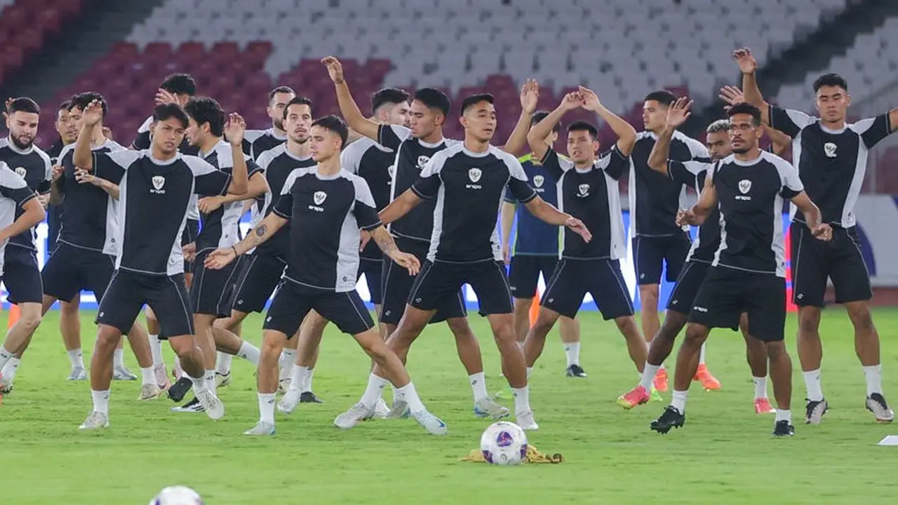 Timnas Indonesia berlatih di SUGBK jelang duel lawan Arab Saudi, Senin (18/11/2024). (c) Bola.net/M. Iqbal Ichsan