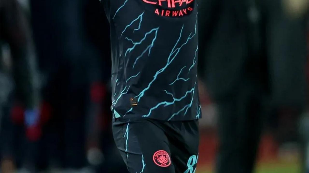 Aksi pemain Manchester City, Rico Lewis saat memberikan umpan kepada timnya saat memanfaatkan bola yang out dari pemain lawan.