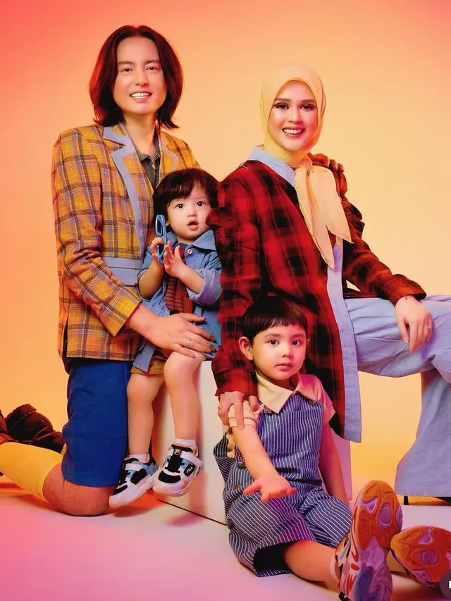 Keluarga Cut Meyriska dan Roger Danuarta Lakukan Pemotretan. [@cutratumeyriska]