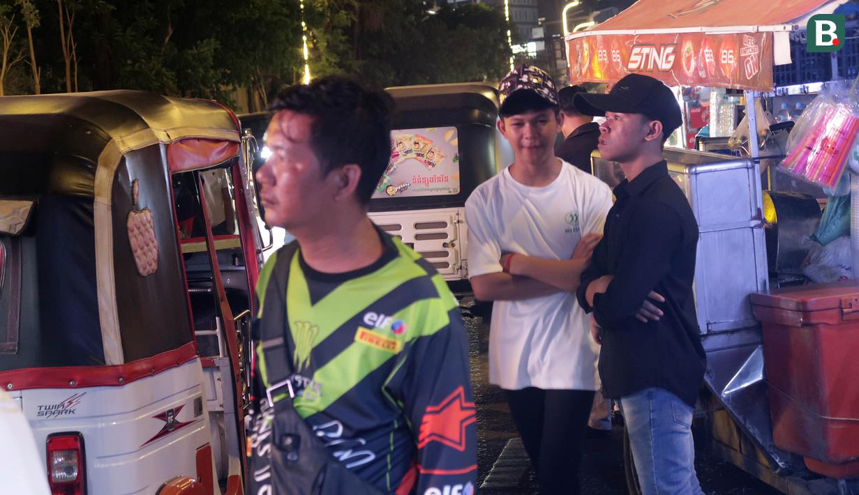 Ekspresi kekecewaan fans Timnas Kamboja U-22 yang menyaksikan pertandingan dari luar Olympic Stadium setelah tim kesayangannya dikalahkan Myanmar 0-2 dalam pertandingan ketiga Grup A SEA Games 2023, Minggu (7/5/2023). (Bola.com/Gregah Nurikhsani)