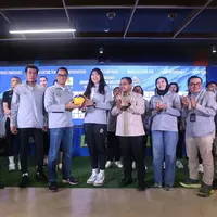 Direktur Utama PLN Darmawan Prasodjo dan kapten Jakarta Electric PLN Yolla Yuliana&nbsp;sambut PLN Mobile Proliga 2024. (Istimewa)