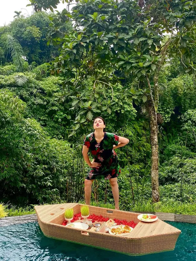 6 Potret Liburan DJ Katty Butterfly di Pulau Dewata, Dipuji Cantik Pakai Kebaya Bali