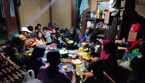 Sekelompok pengungsi sedang berada di pengungsian di Kecamatan Tanjung Raya, Kabupaten Agam, Sumatera Barat (Sumbar) Sabtu malam 20 Desember 2025. (Antara)