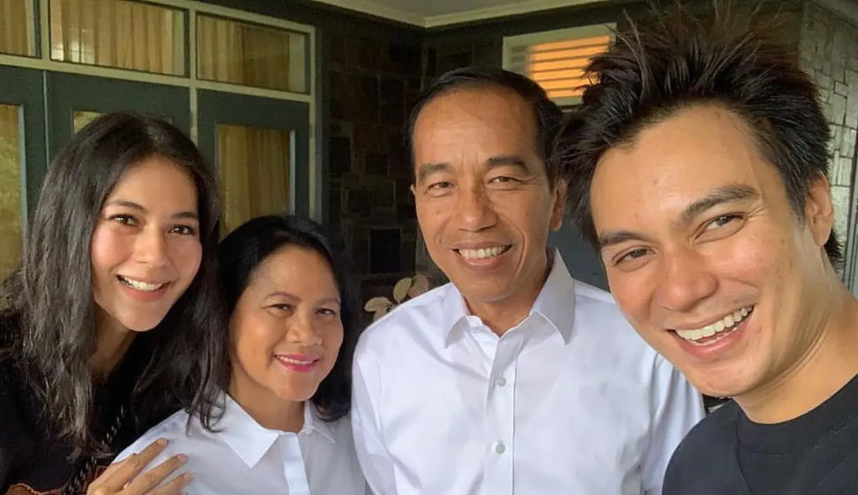 Melihat Baim Wong berada di kerumunan, Presiden Jokowi yang berada dalam mobil dengan pengawalan ketat menyempatkan berhenti dan bersalaman. Berikut potretnya. [Instagram/baimwong]