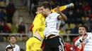Kiper Makedonia Utara Stole Dimitrievski meninju bola melewati gelandang Jerman Leon Goretzka pada lanjutan Kualifikasi Piala Dunia 2022 zona Eropa Grup J di Tose Proeski National Arena, Selasa (12/10/2021) WIB. Jerman menghajar Makedonia Utara empat gol tanpa balas. (AP Photo/Boris Grdanoski)