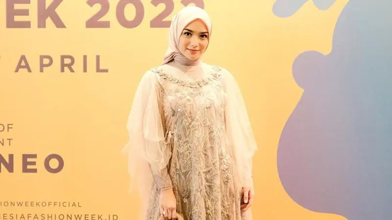 6 Potret Citra Kirana saat Tampil di Indonesia Fashion Week 2022, Menawan