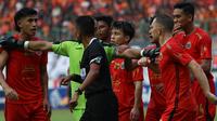Para pemain Persija Jakarta mengerubungi wasit setelah rekan satu timnya, Hanif Sjahbandi, mendapatkan kartu merah pada pertandingan BRI Liga 1 2023/2024 melawan Persib Bandung di Stadion Patriot Candrabhaga, Bekasi (2/9/2023) sore WIB. (Bola.com/Ikhwan Yanuar)