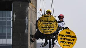 Polisi Bantah Tangkap Aktivis Greenpeace: Dibawa untuk Penanganan Medis