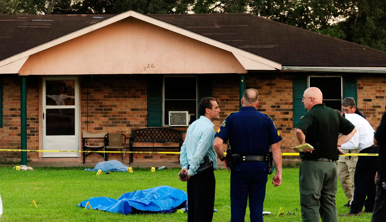 Petugas keamanan saat menyelidiki tempat terjadinya penusukan yang terjadi di Louisiana, AS, Rabu (26/8/2015). Dua orang ditikam dan satu orang petugas kepolisian ditembak dalam peristiwa tersebut. (REUTERS/Leslie Westbrook) 
