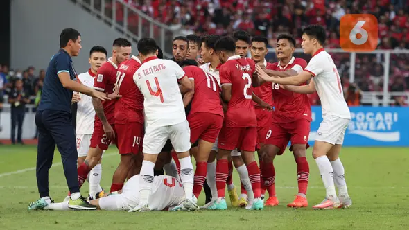 <p>Para pemain Timnas Indonesia dan Vietnam terlibat pertikaian setelah Doan Van Hau (bawah) terjatuh dalam laga leg pertama babak semifinal Piala AFF 2022 di Stadion Utama Gelora Bung Karno (SUGBK), Jumat (6/1/2023) sore WIB. (Bola.com/Abdul Aziz)</p>
