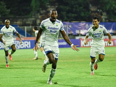 Laga sengit tersaji dalam laga Arema FC vs Persib Bandung pada pekan ke-30 BRI Liga 1, Rabu, (9/32022). (Dok. Persib)