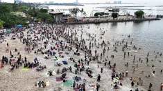Foto udara memperlihatkan suasana Pantai Ancol Taman Impian, Jakarta, Selasa (1/4/2025) saat libur hari kedua perayaan Idul Fitri 1446 Hijriah. (Liputan6.com/Herman Zakharia)