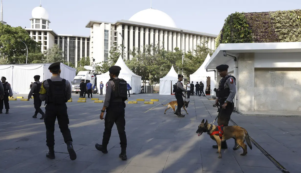 <p>Pasukan pengamanan presiden (Paspampres) juga sudah melakukan sterilisasi menjelang kedatangan Paus Fransiskus. (Mast Irham/Pool Photo via AP)</p>