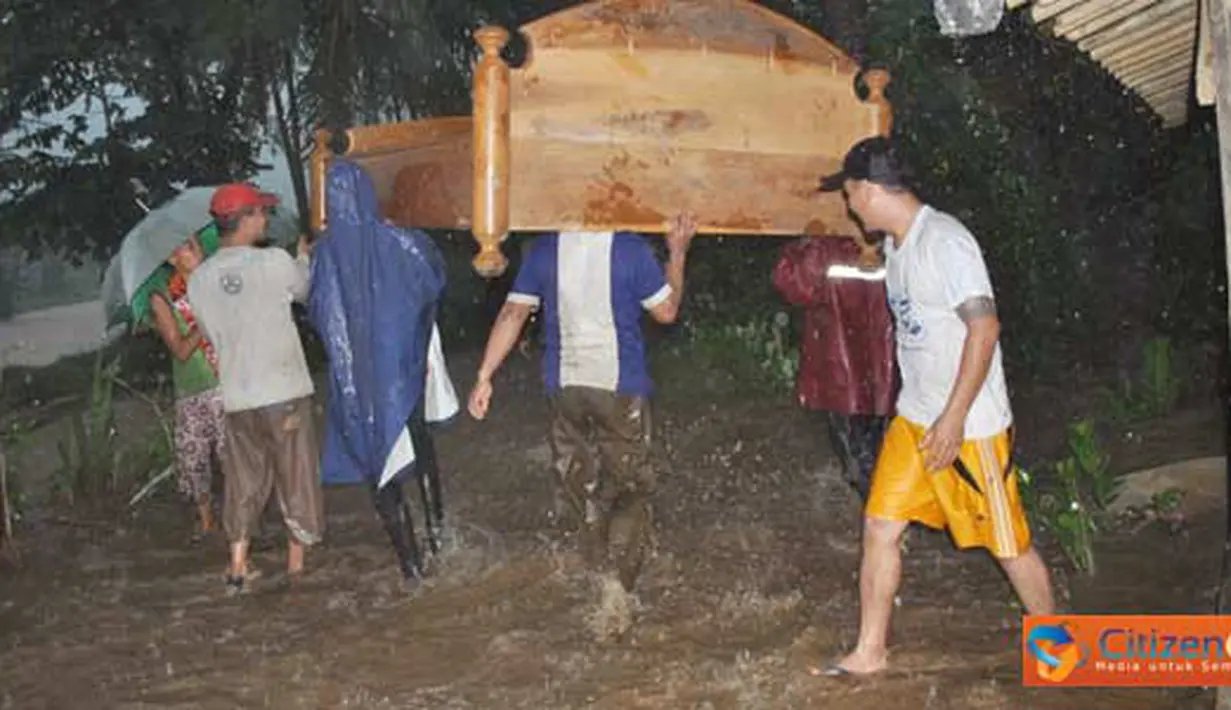 Citizen6, Jember: Warga Dusun Mandilis, Tempurejo terpaksa harus mengungsi untuk menghindari keganasan abrasi Sungai Mandilis yang semakin hari mendekat ke pemukiman penduduk, Rabu (13/4). (Pengirim: Sapto Raharjanto)