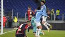 Penyerang Lazio Pedro beselebrasi dengan Felipe Anderson setelah mencetak gol ke gawang Genoa pada giornata ke-18 Liga Italia di Stadion Olimpico, Sabtu (18/12/2021) dini hari WIB. Lazio menang 3-1 atas tamunya Genoa. (AP Photo/Gregorio Borgia)