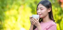 Ilustrasi Perempuan Meminum Secangkir Teh Credit: Freepik