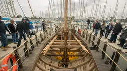 Geladak kapal Hellenic berusia 2500 tahun yang terbuat dari kayu di Pelabuhan Haifa, Israel (17/3). Kapal ini  dibangun kembali oleh peneliti dengan menggunakan bahan material yang sama seperti aslinya. (AFP Photo/Jack Guez)