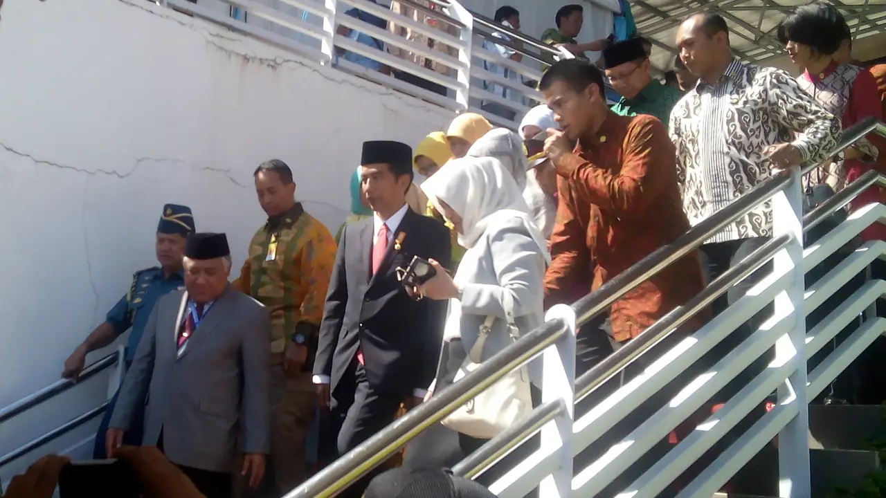 Jokowi menghadiri pembukaan Muktamar ke-47 Muhammadiyah di Makassar.