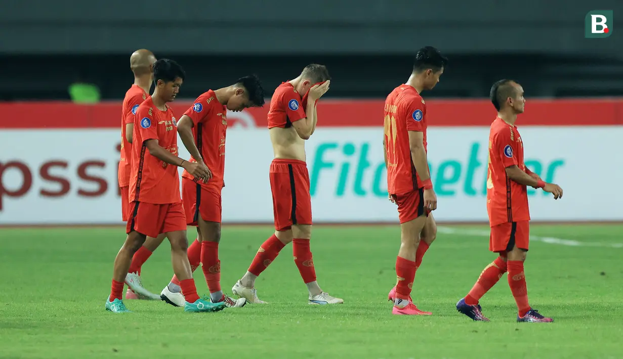 <p>Para pemain Persija Jakarta tampak lesu setelah ditahan imbang 1-1 Bali United pada laga pekan ke-13 BRI Liga 1 2023/2024 di Stadion Patriot Candrabhaga, Bekasi, Minggu (24/9/2023). (Bola.com/M Iqbal Ichsan)</p>