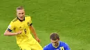 Pemain Ukraina Oleksandr Karavayev (kanan) memperebutkan bola dengan pemain Swedia Ludwig Augustinsson pada pertandingan babak 16 besar Euro 2020 di Stadion Hampden Park, Glasgow, Selasa (29/6/2021). Ukraina menang 2-1. (AP Photo/Andy Buchanan, Pool)