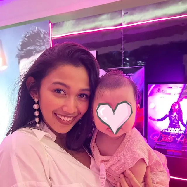 6 Potret Clara Gaby Adik Caesar Hito Momong Baby Bible, Penuh Kasih Sayang