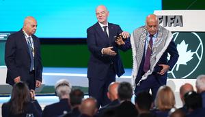 Presiden FIFA, Gianni Infantino, menjadi sorotan setelah tindakannya yang berusaha menciptakan momen damai antara perwakilan asosiasi sepak bola Palestina dan Israel di panggung saat penutupan Kongres FIFA terbaru di Vancouver, Kanada, Kamis (30/4/2026) waktu setempat. (AP Photo/The Canadian Press/Darryl Dyck)